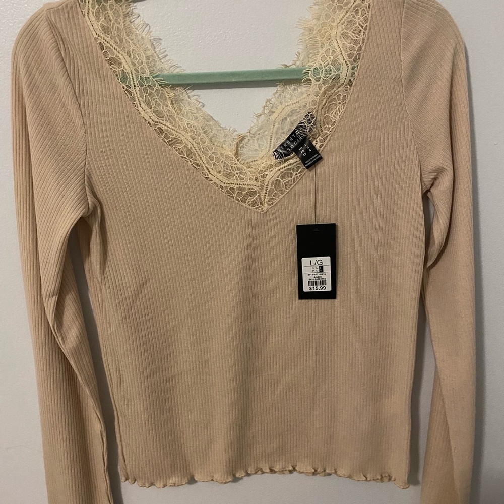 NWT Large Tan Streetwear Society lace v-neck top with scalloped sleeve
